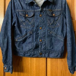 ⭐️Wrangler Vintage ⭐️ Fitted through waist. This jacket is adorable!!! Size M